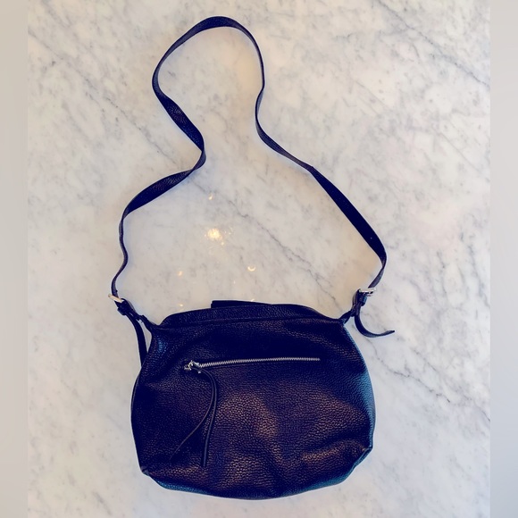 Black pebbled leather bag with long strap and zipper pocket + inside pockets - Picture 3 of 13